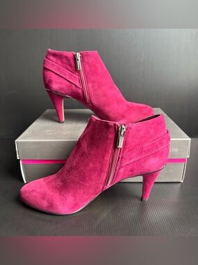 NIB Vince Camuto Vesela Ribbon Red Suede Zippered Shoes Heels Women’s Size 9.5